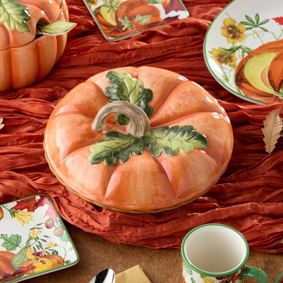 Covered Pie Dish with Pumpkin Shaped Lid and Glazed Ceramic Body for Holiday Desserts
