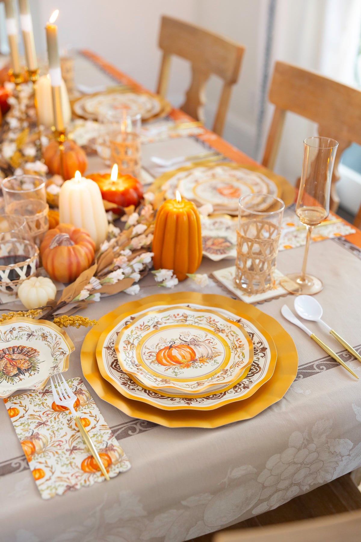 Disposable Paper Plates with Turkey and Pumpkin Design for Thanksgiving Dining