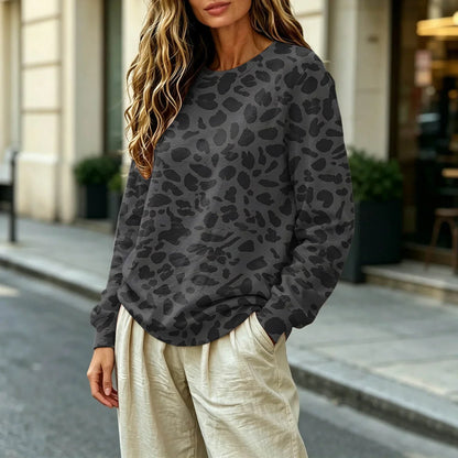 Oversized Leopard Print Pullover Sweatshirt with Round Neckline and Stretch Fabric