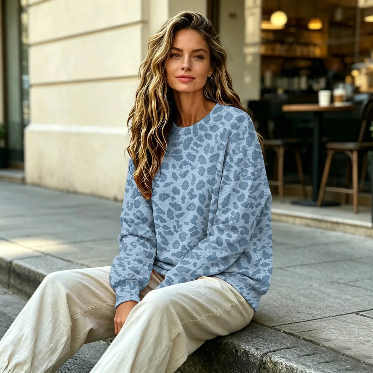 Oversized Leopard Print Pullover Sweatshirt with Round Neckline and Stretch Fabric