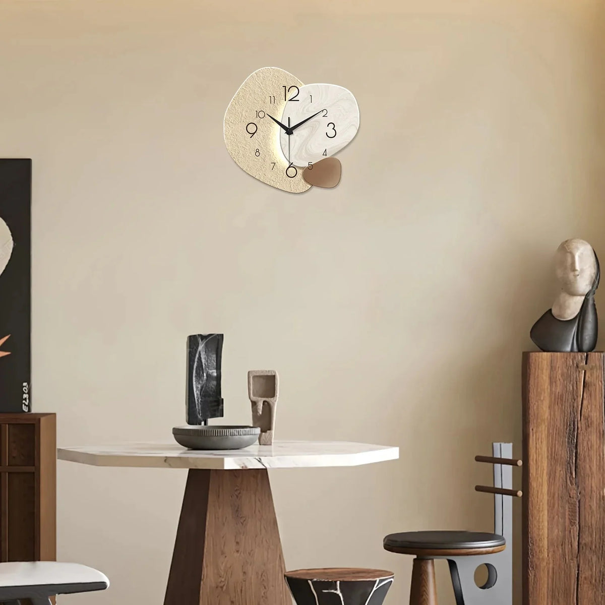 Wanduhr mit organischer Form – Modernes Wohndesign -    Zorenza