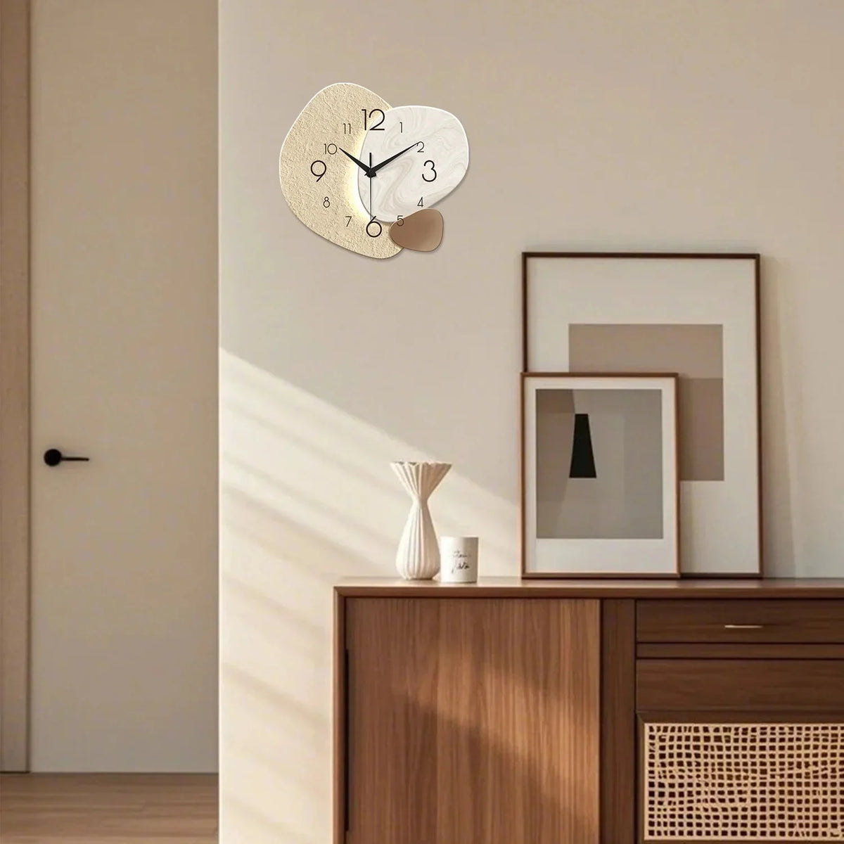 Wanduhr mit organischer Form – Modernes Wohndesign -    Zorenza