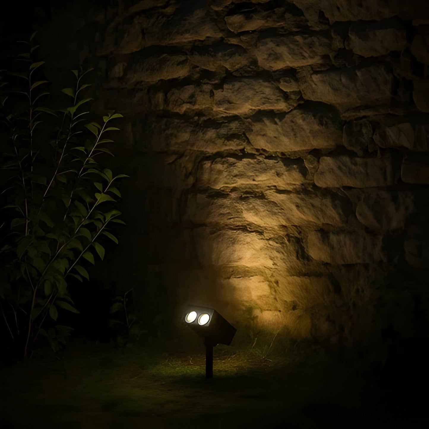 Solar Powered Spot Light with Adjustable Zoom Function