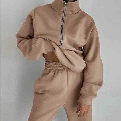 Women's Fitted Workout Tracksuit with Breathable Fabric for Active and Leisure Wear