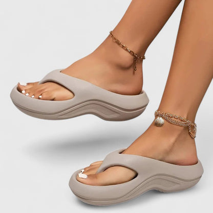 Stylish women's everyday slides, featuring orthopaedic design for optimal foot support and summer comfort.